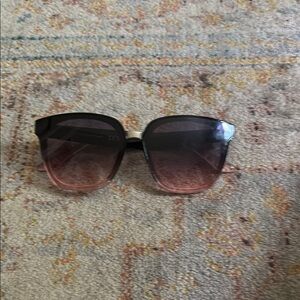 Chic Black and Pink Sunglasses with Gradient Lenses